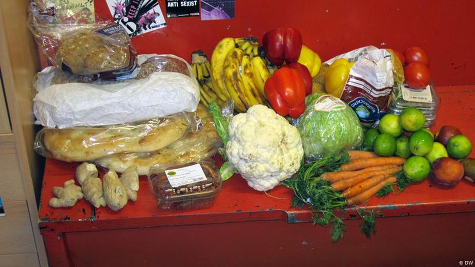 Produkty uratowane przez aktywistów ze śmietnika