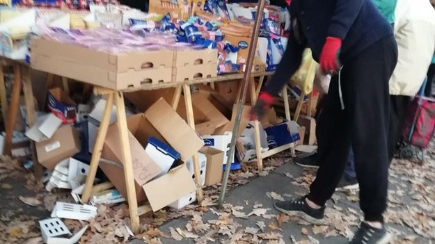 Przeterminowana żywność na bazarze Olimpia