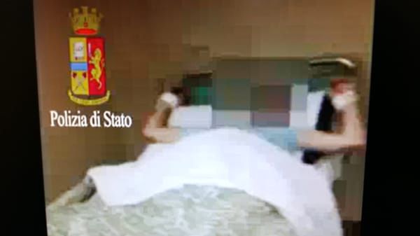 Pensjonariusz San Camillo przywiązany do łóżka.