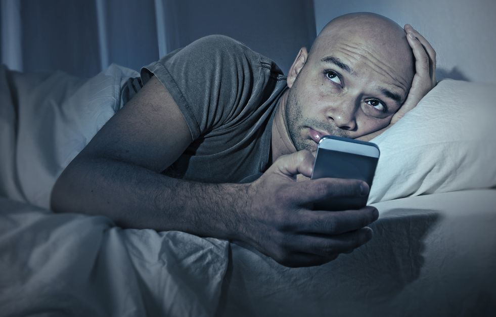 Śpisz z telefonem pod poduszką? Zobacz, co ci grozi