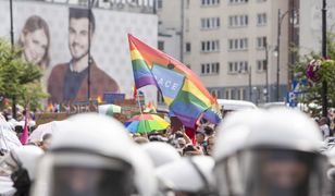 Przywódca bojówki kibiców na kontrmanifestacji w Białymstoku. Obok działacze PiS