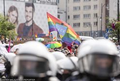 Przywódca bojówki kibiców na kontrmanifestacji w Białymstoku. Obok działacze PiS