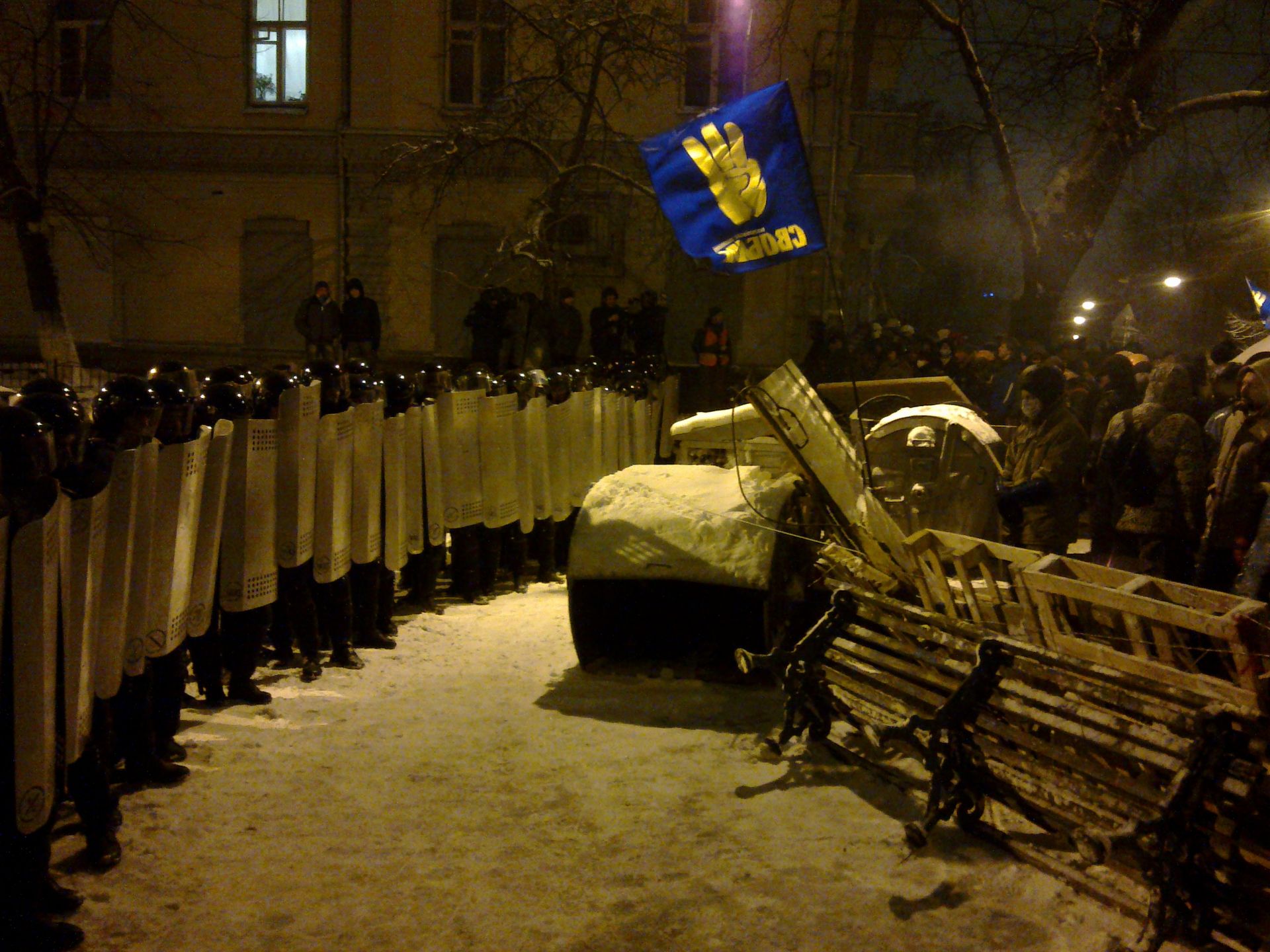 Grudzień 2013 r. Milicja atakuje jedną z barykad niedaleko Majdanu w Kijowie 