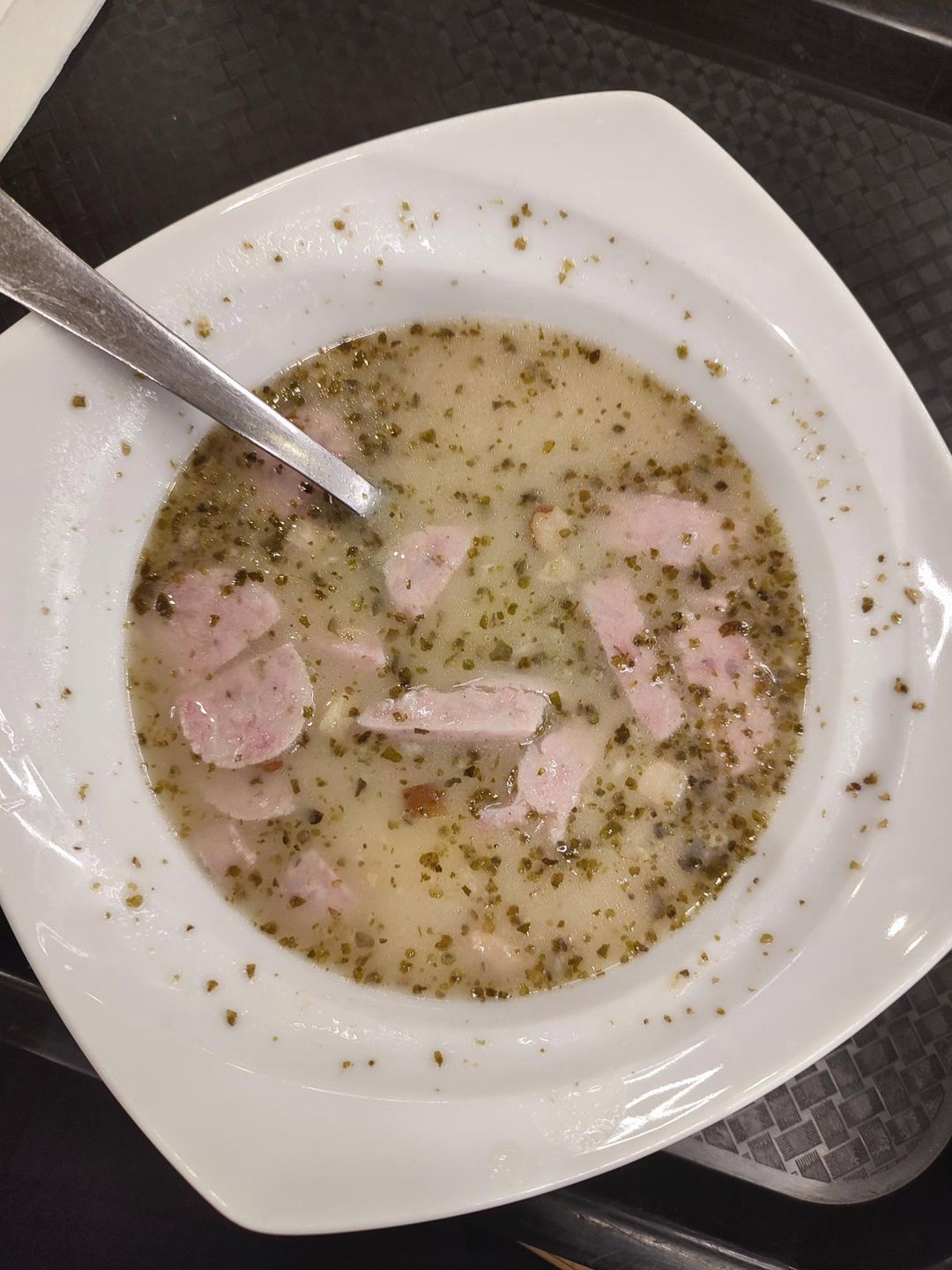 Talerz z żurkiem i kiełbasą