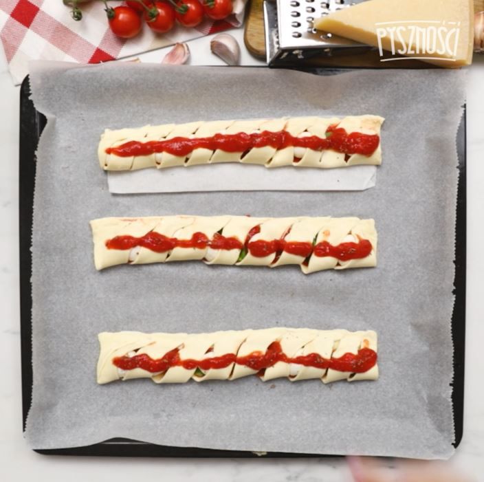 Sałatka caprese w cieście francuskim- Pyszności