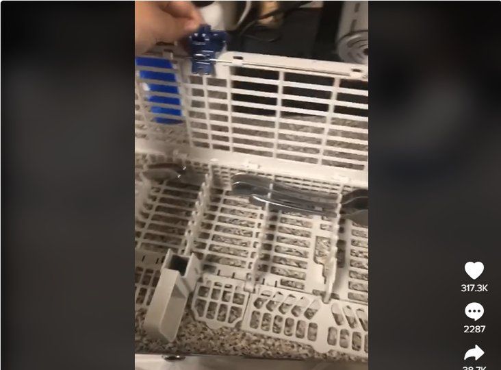 Ukryta funkcja koszyka na sztućce- Pyszności/ źródło: TikTok