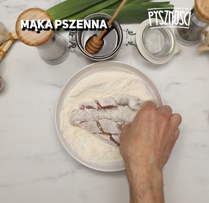 Obtaczanie mięsa w mące
