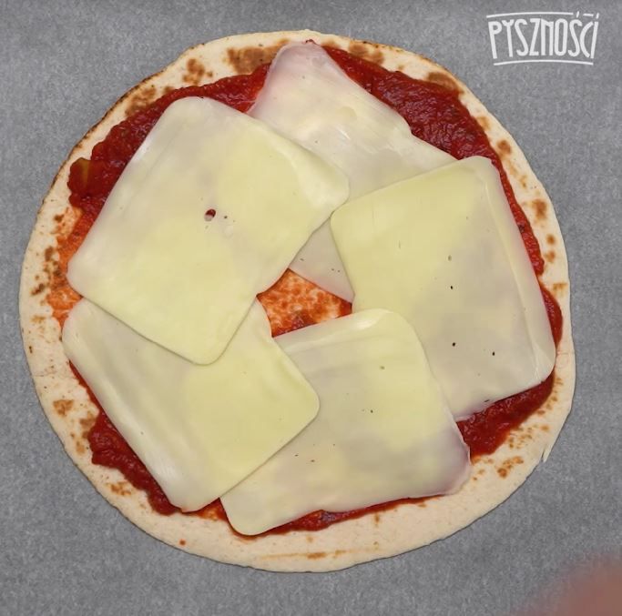 Piadina z szynką, serem i sosem pomidorowym- Pyszności
