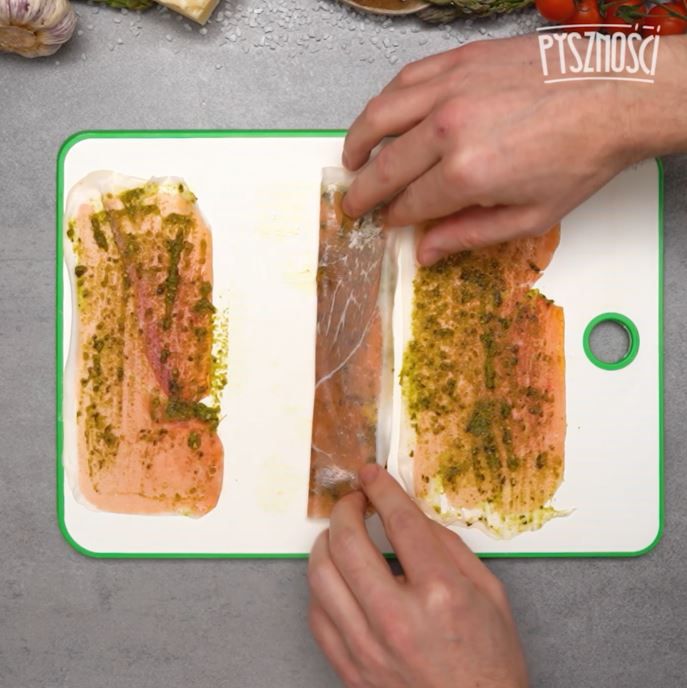 Szynka parmeńska posmarowana zielonym pesto