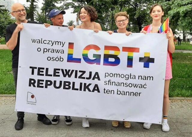 Od lewej: Piotr Pacewicz, Anton Ambroziak, Agata Szczęśniak, Magdalena Chrzczonowicz, Dominika Sitnicka na Paradzie Równości 2019 w Warszawie 