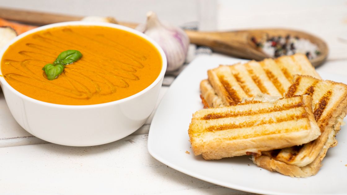 Krem pomidorowy z grzanką- Pyszności