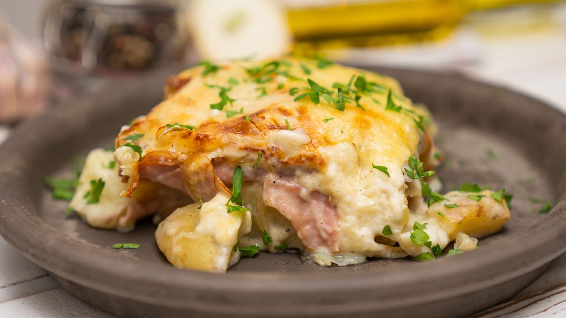 Zapiekanka z szynką pod beszamelem- Pyszności