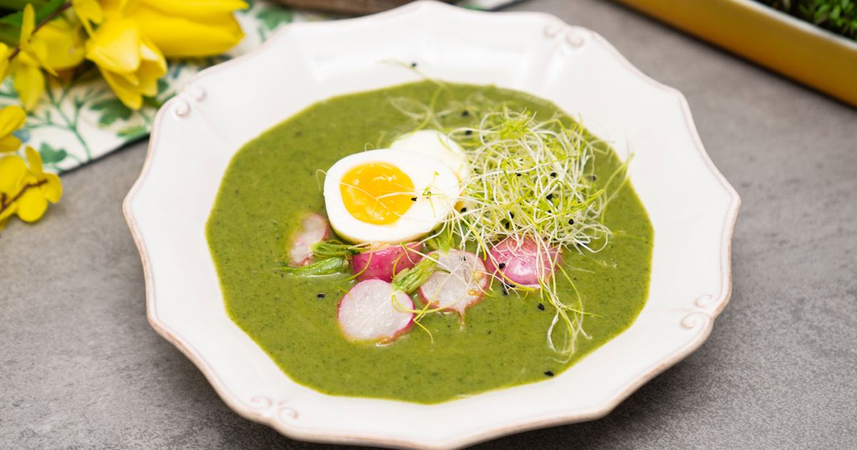 Wielkanocna zupa krem z liści rzodkiewki z rzeżuchą