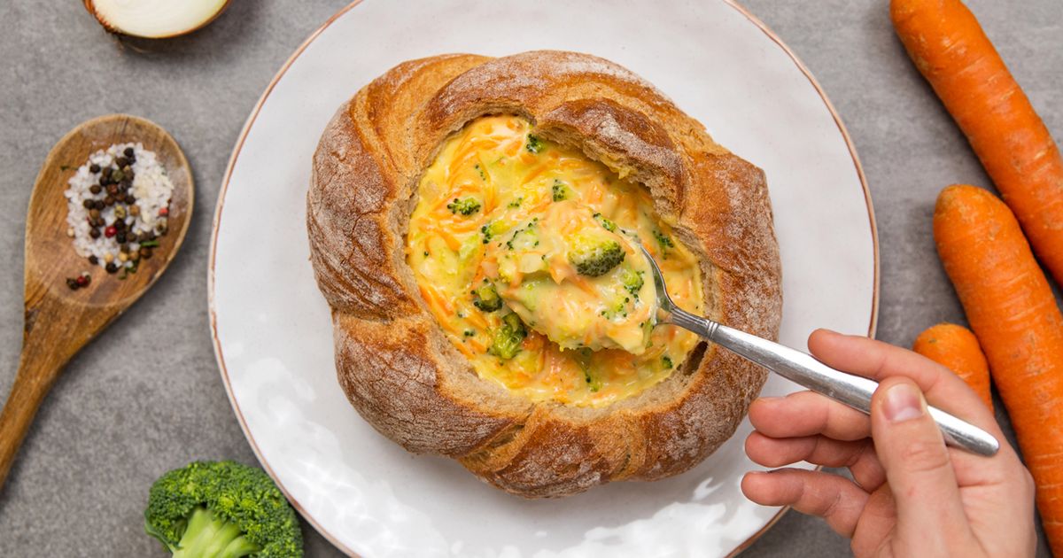 Brokułowa zupa z serem podawana w chlebie. Idealnie kremowa i pyszna