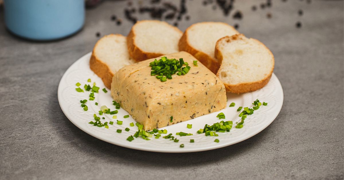 Przepis na domowy serek kanapkowy z tymiankiem i papryką. Krótki i dobry skład oraz kremowa konsystencja