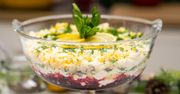 Śledzie pod pierzynką. Przepis na sałatkę śledziową z burakami, cebulą i ziemniakami