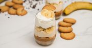 Warstwowy deser bananowy. Przepis na szybkie banoffee z ciasteczkami i masą kajmakową