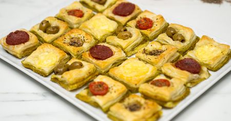 Kwadraciki z ciasta francuskiego z pesto i kolorowymi dodatkami