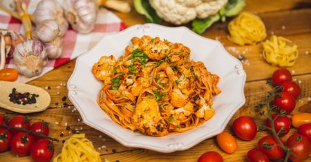 Makaron z czerwonym pesto i pieczonym kalafiorem