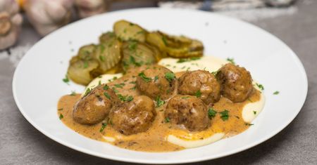 Szwedzkie klopsiki w sosie. Smakują lepiej niż w Ikea