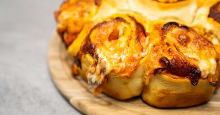 Pizzowe rollsy z salami i serem. Ten przepis na ciasto nigdy nie zawodzi