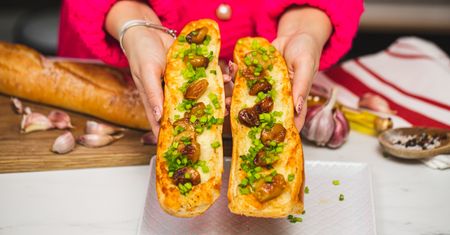 Chrupiąca czosnkowa zapiekanka z mozzarellą i parmezanem