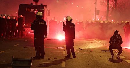 Wchodził z dzieckiem w kordon policji. Uczestnik marszu usłyszał zarzuty