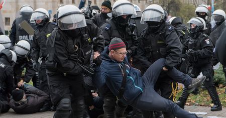 45 osób na komendzie po Marszu Niepodległości. "Skopali mnie, koleżankę zabrała karetka"