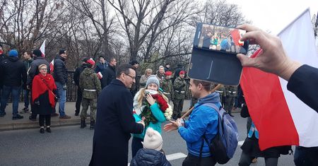 Zatrzymał Marsz Niepodległości. Po chwili wyjął kwiaty i się oświadczył
