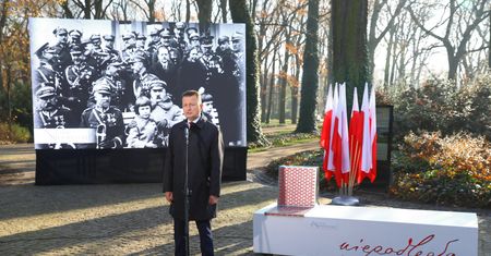 Ławki Niepodległości już się sypią. "Farba obłazi"