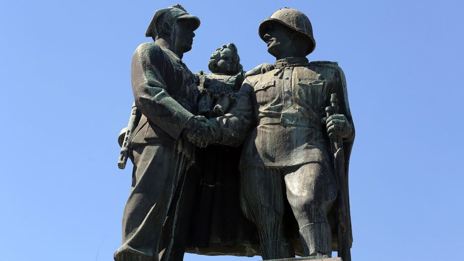 Pomnik odsłonięto w 1951 r. 