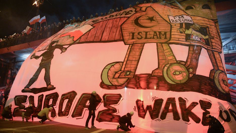 Uczestnicy Marszu Niepodległości na Moście Poniatowskiego w Warszawie