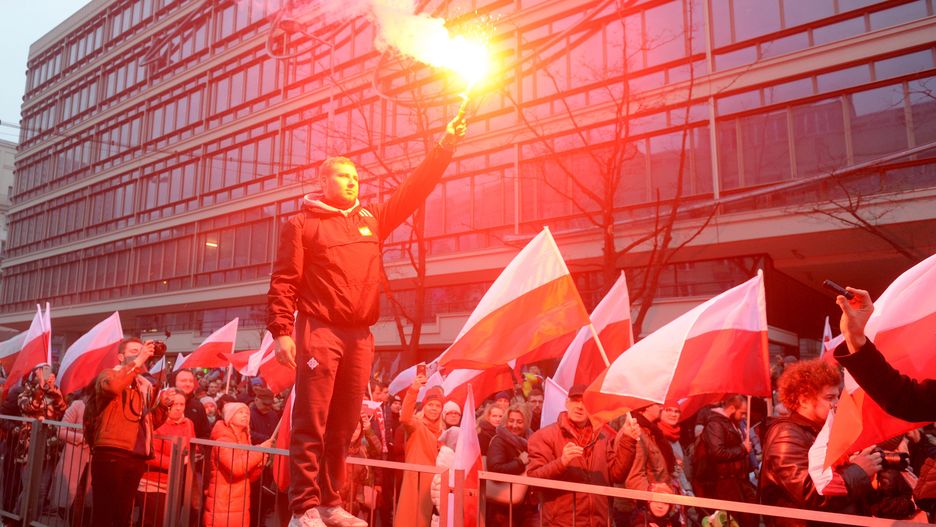 Podczas Marszu odpalane były race. Robiono to bezprawnie