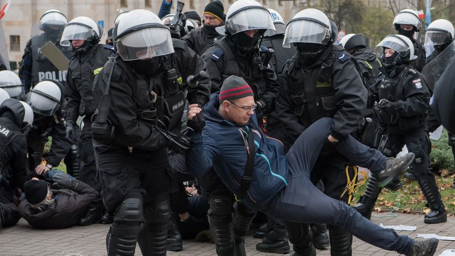 Policja użyła siły wobec osób protestujących przeciwko Marszowi Niepodległości