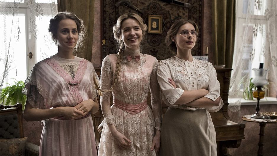 Zaczyna się świetnie. Scena otwierająca serial dała nadzieję, że przed nami coś innego