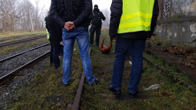 W miejscu zdarzenia przeprowadzono eksperymenty procesowe