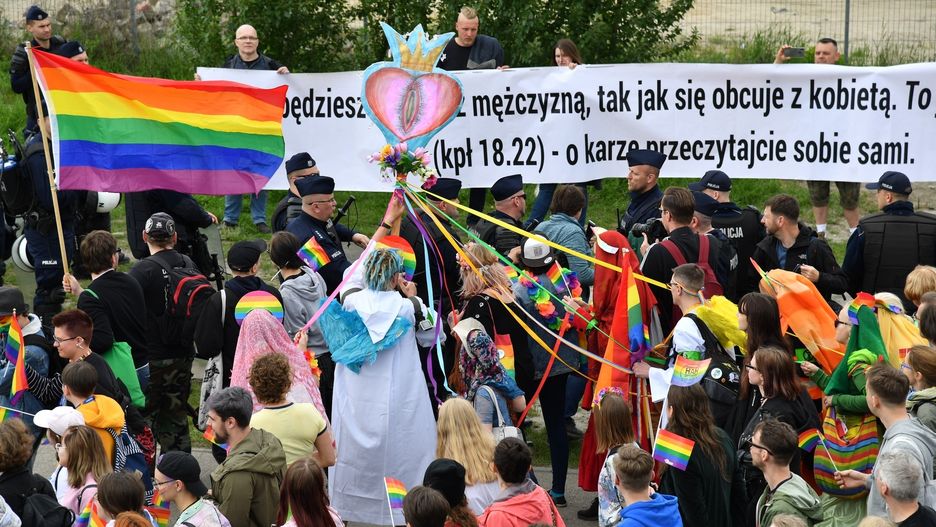 Grupa uczestników marszu szła z waginą imitującą Najświętszy Sakrament