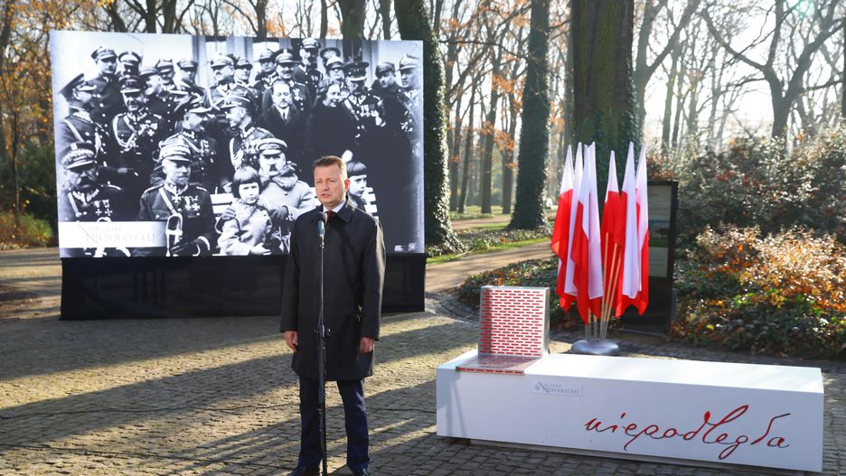 Mariusz Błaszczak przy Ławce Niepodległości