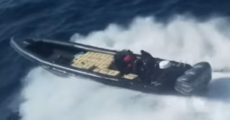 Spektakularne wideo z pościgu szybkich łodzi. Hiszpanie kontra przemytnicy koło Gibraltaru