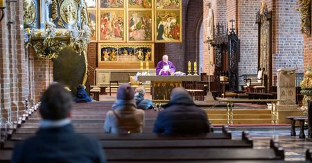 Koronawirus. Polacy o decyzji hierarchów Kościoła w sprawie mszy