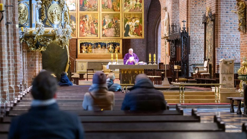 Koronawirus w Polsce. 23 osoby wzięły udział niedzielę w południowej mszy świętej w Bazylice Archikatedralnej w Poznaniu