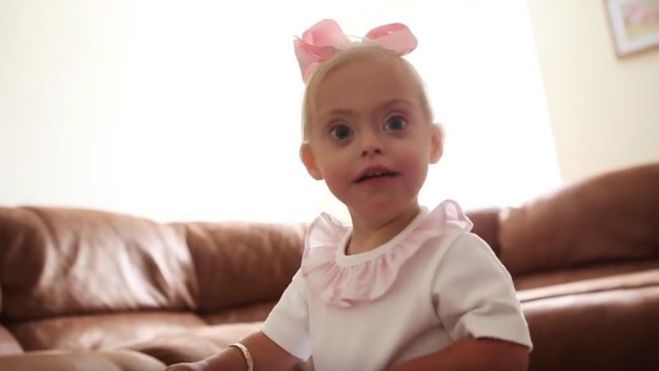 2-letnia dziewczynka z zespołem Downa zachwyciła fotografów modowych