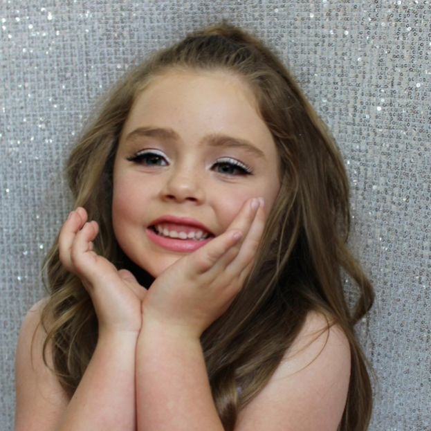 Sześciolatka robi profesjonalny makijaż. Tutorial wideo może szokować