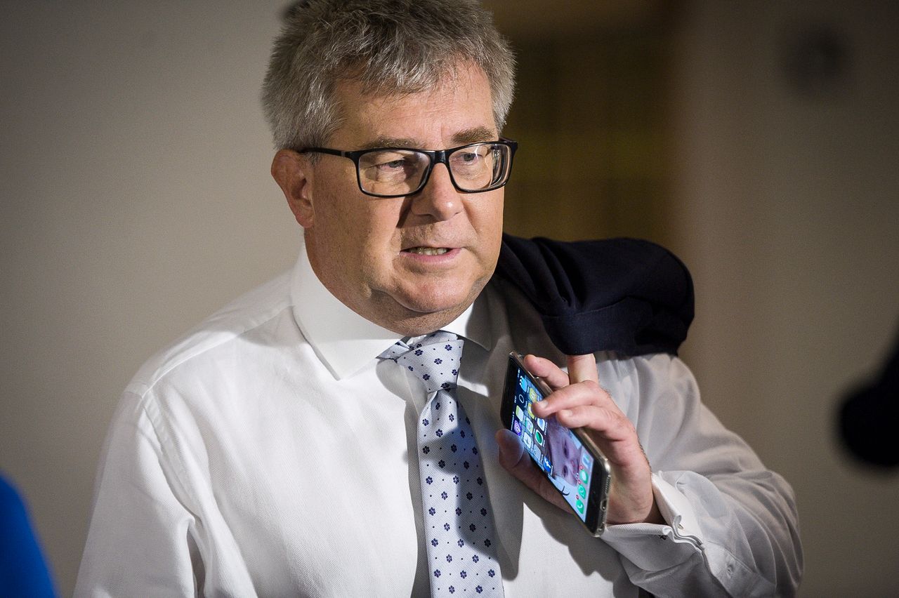 Ryszard Czarnecki ogląda i komentuje nowe "Ucho Prezesa"