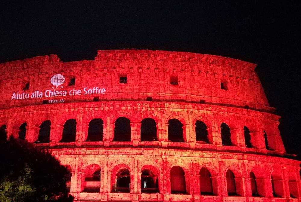 Koloseum skąpane we "krwi". Wymowny gest upamiętnia mordy na chrześcijanach