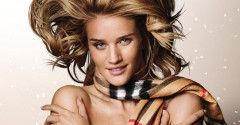 Rosie Huntington-Whiteley tylko w szaliku Burberry