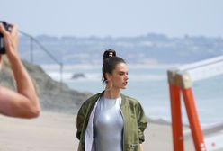 Alessandra Ambrosio pozuje na plaży. Tak wygląda ciało idealne?