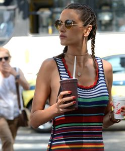 LOOK OF THE DAY: Alessandra Ambrosio w tęczowej sukience Tommy Hilfiger