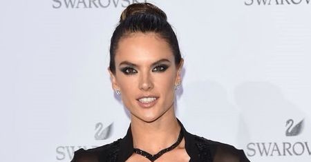Alessandra Ambrosio w kreacji z kuszącym dekoltem. Seksownie i z pazurem!