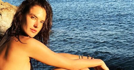 Alessandra Ambrosio chwali się płaskim brzuchem. Aż trudno uwierzyć, że ma za sobą dwa porody
